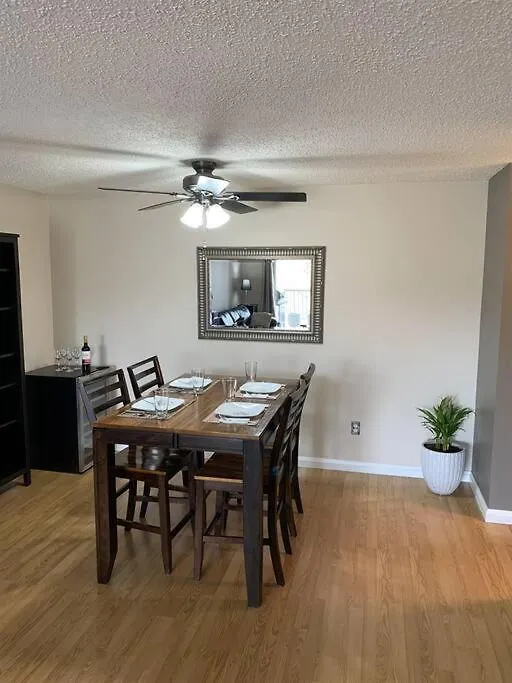 Apartment Chris Cozy Condo Commonwealth #205 Edmonton