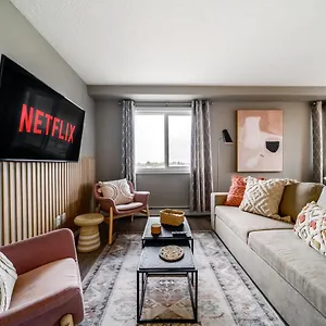  Apartment Peaceful Oasis Condo, Ac, Floor, Secure Ug Parking, Balcony, King Bed!