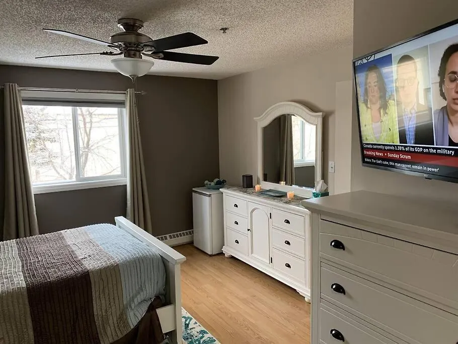 Chris Cozy Condo Commonwealth #205 Edmonton Apartment