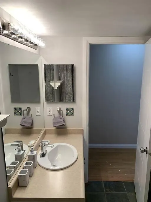 Chris Cozy Condo Commonwealth #205 Edmonton Apartment